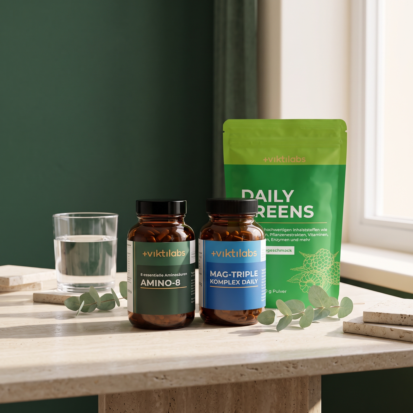Amino 8, Mag-Triple Daily und Daily Greens in heller Morgenstimmung mit Wasserglas und Eukalyptus