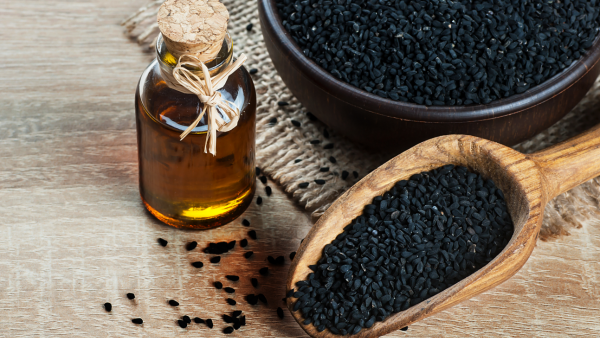 Schwarzkümmelöl: Wie gut wirkt es bei Allergien, Heuschnupfen & Co?
